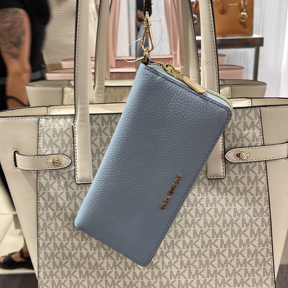 Michael Kors Jet Set Travel Large Travel CONTINENTAL
Pale Blue - Picture 12 of 16